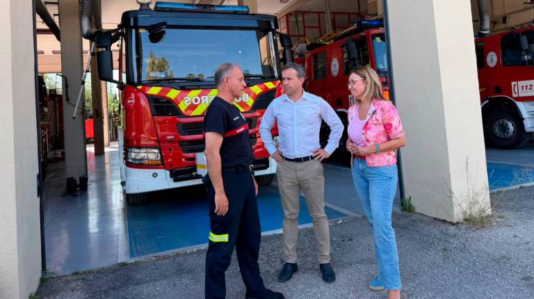 <i>Antonio Tobaruela, Julio Millán y María del Carmen Angulo en el parque de Bomberos de Jaén. / Ayuntamiento de Jaén.</i>