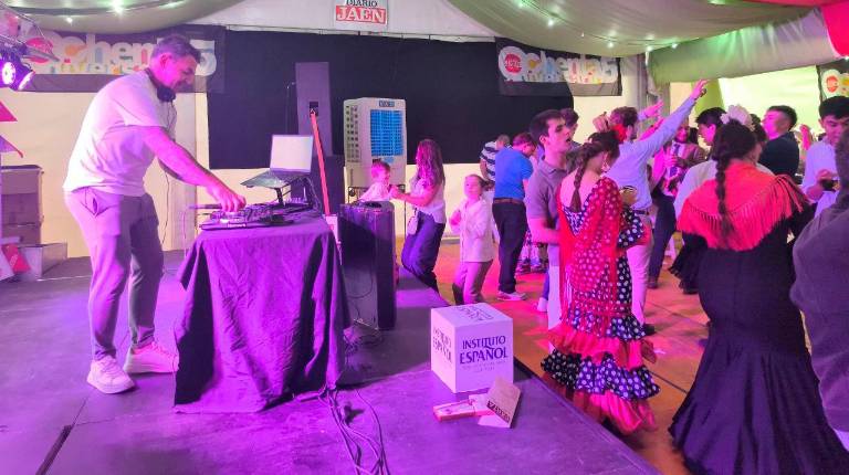 <i>Multitud de personas bailando y disfrutando durante la sesión de Spartaco DJ en la caseta de Diario JAÉN. / Juan Rafael Hinojosa / Diario JAÉN.</i>