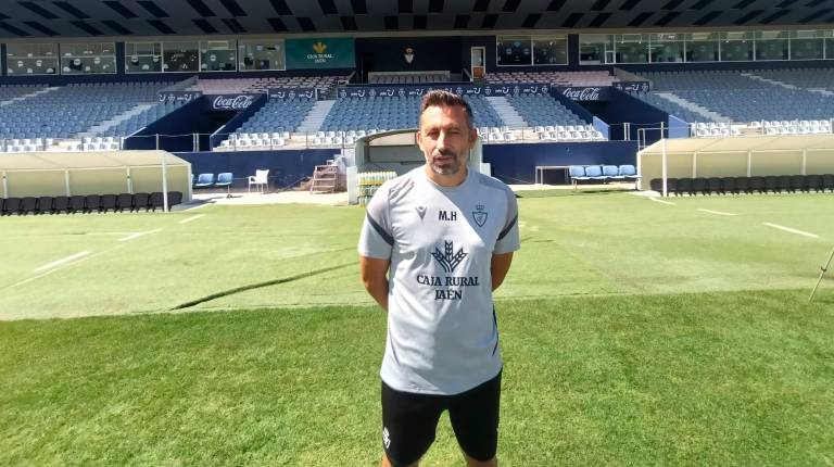 <i>El entrenador del Real Jaén, Manuel Herrero, a pie de campo en el Estadio de La Victoria. / F. Gaitán / Diario JAÉN.</i>