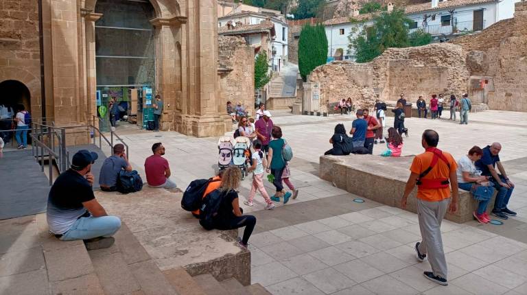<i>Turistas en las Ruinas de Santa María. Archivo. / Ayuntamiento de Cazorla.</i>