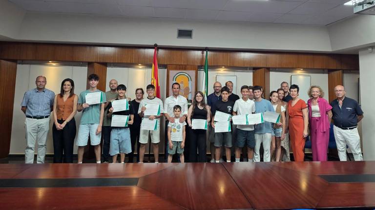 <i>Francisco José Solano posa con los alumnos y profesores del IES Santo Reino de Torredonjimeno. / Junta de Andalucía.</i>