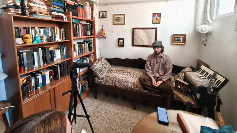 <i>El escritor David Uclés, en el sótano de su domicilio en Úbeda, durante la entrevista, realizada por Manuela Rosa Jaenes. / Agustín Muñoz / Diario JAÉN.</i>