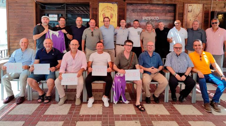 <i>2026. Los jugadores posan con carteles que recuerdan a compañeros y técnicos fallecidos.</i>