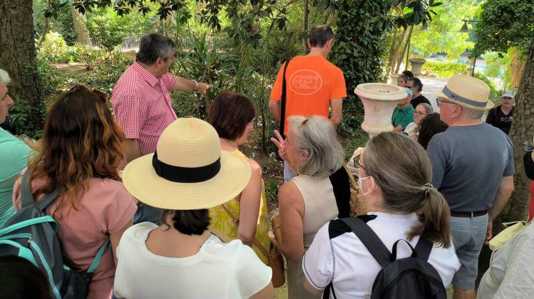 Éxito de participación en el Paseo Botánico por los Jardines de Jabalcuz con motivo de su Centenario