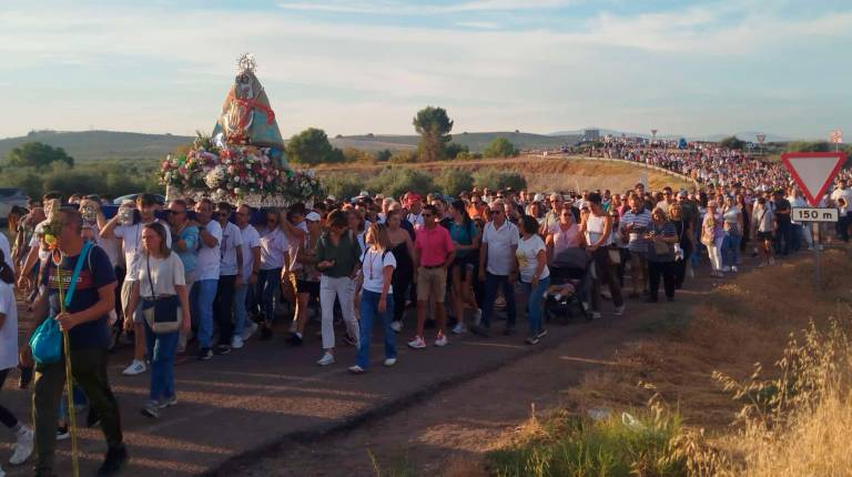 <i>Cientos de romeros emprendieron el camino al para acompañar a la Virgen de Zocueca hasta el Santuario del Rumblar. / Ana Lechuga / Diario JAÉN.</i>
