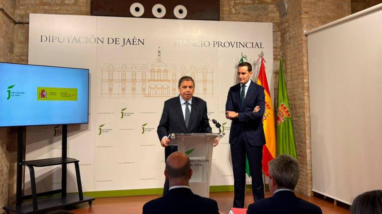 <i>Luis Planas, ministro de Agricultura, Pesca y Alimentación del Gobierno de España, junto a Juan Latorre, presidente de la Diputación Provincial de Jaén, presentando los datos del aforo del aceite de oliva en la Diputación de Jaén. / Elisabeth Ruiz / Diario JAÉN. </i>