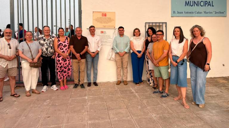 <i>Visita a las instalaciones del campo de fútbol de Villatorres tras las obras de mejora del Ayuntamiento y la Diputación. / Diputación de Jaén.</i>