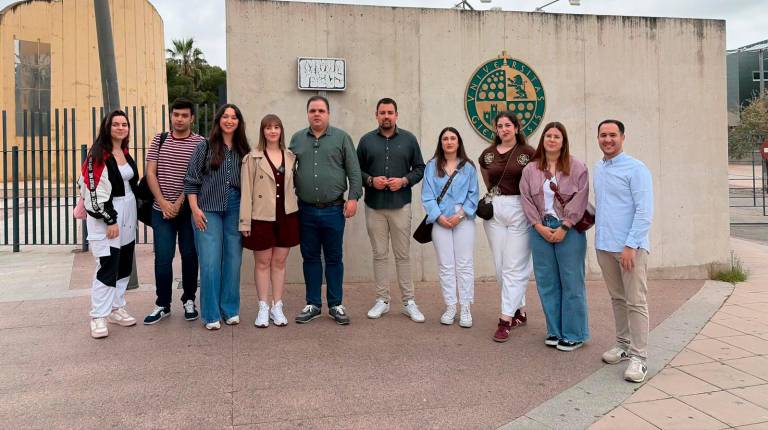 <i>Aránzazu Figueroa, secretaria general de Juventudes Socialistas, junto a miembros del PSOE de Jaén. / F. J. Marín.</i>