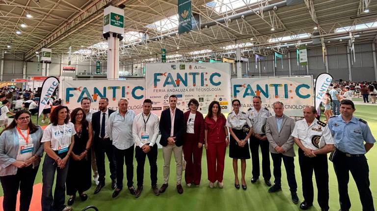 <i>Foto de familia de autoridades en la inauguración de Fantec 2026. / Álex Gómez / Diario JAÉN.</i>