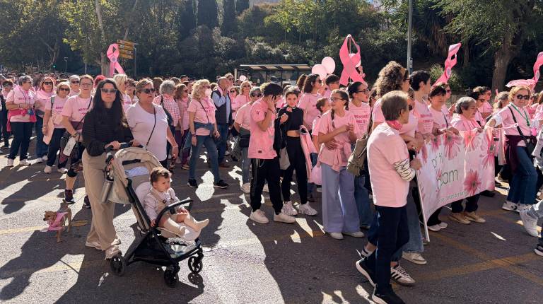 Fotogalería: Jaén se viste de rosa en su XIV marcha contra el cáncer para exigir más recursos en la sanidad pública y la mejora de los cribados