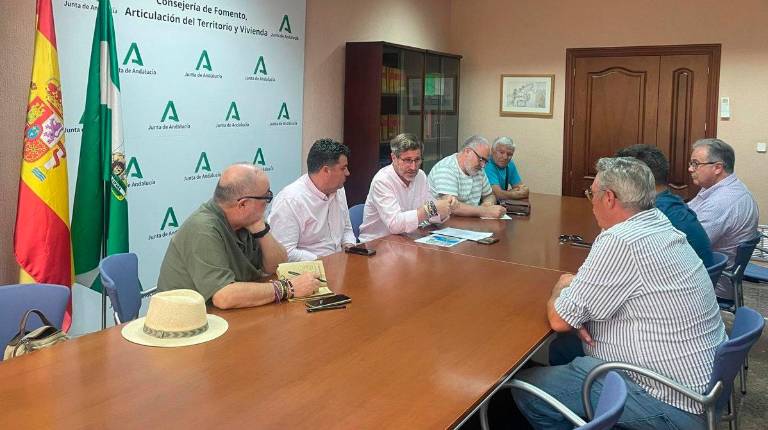 <i>El delegado de Fomento, Miguel Contreras, en la reunión con miembros de la plataforma A-6000. / Junta de Andalucía</i>