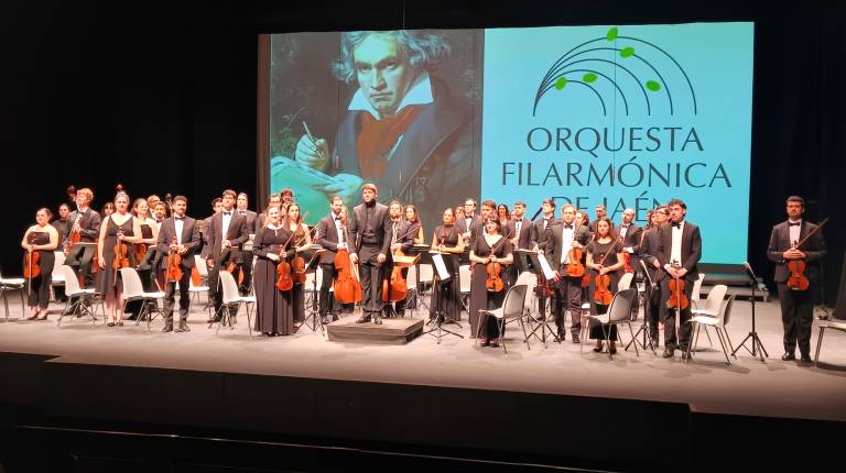 <i>La Orquesta Filarmónica de Jaén recibe a su director, Rafael de Torres, en el escenario del Teatro Infanta Leonor para comenzar el concierto. / Ana Lechuga / Diario JAÉN. </i>