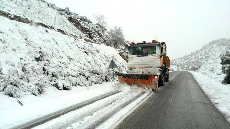 Aviso amarillo por nevada y oleaje en Granada, y solo por fenómenos costeros en Almería
