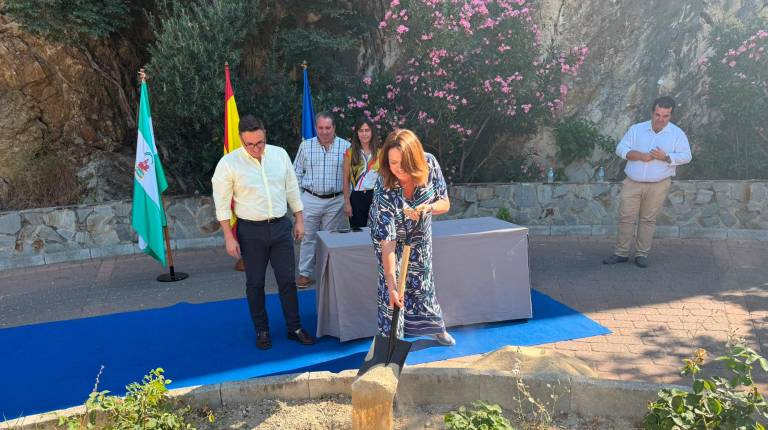 <i>Lourdes Martínez durante el acto de colocación de la primera piedra. / Diputación de Jaén. </i>