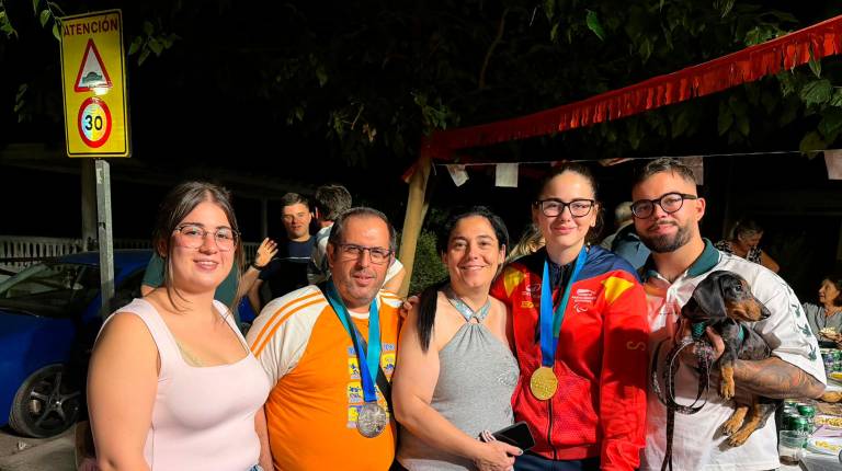 <i>Isabel López con sus familiares y amigos en la celebración.</i>
