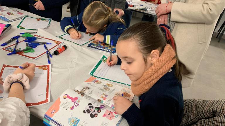 La parroquia de Cristo Rey recibe la visita de un paje de los Reyes Magos