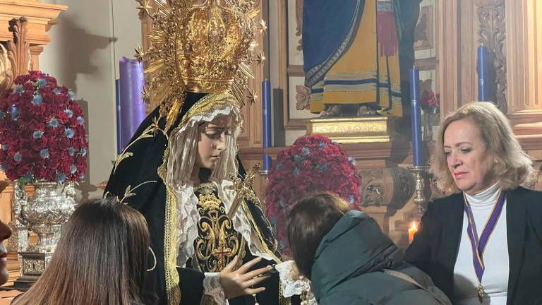 La Virgen de los Dolores vuelve a recibir el cariño de todos sus fieles en el besamanos