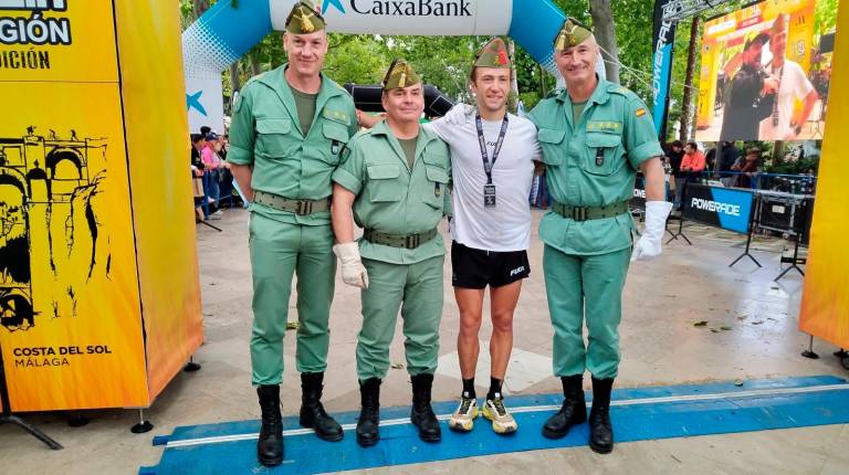 <i>José Ángel Fernández “Canales” posa con autoridades de La Legión al terminar la prueba. / Radio Ronda.</i>