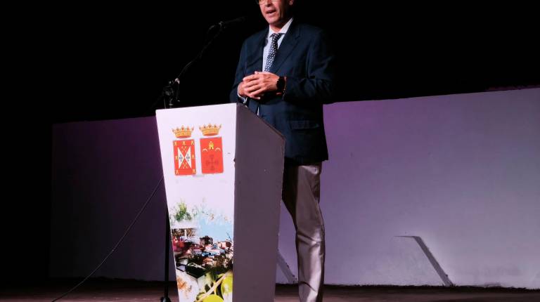 <i>Rodrigo Martos Ávila pronuncia el pregón de las Fiestas de Santiago 2026 en honor al Cristo de la Salud. / F. Gaitán / Diario JAÉN.</i>
