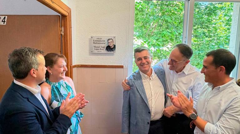 <i>Julio Millán, María del Carmen Martos, Manuel Ángel López, Antonio Manuel Román y Francisco José Solano, en la inauguración del aula. / Ana Isabel Bravo / Diario JAÉN.</i>