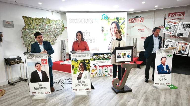 <i>Los número uno del PSOE, PP y Vox, Paco Reyes, Catalina García y Benito Morillo, durante el debate, moderado por Manuela Rosa. / Agustín Muñoz / Diario JAÉN.</i>