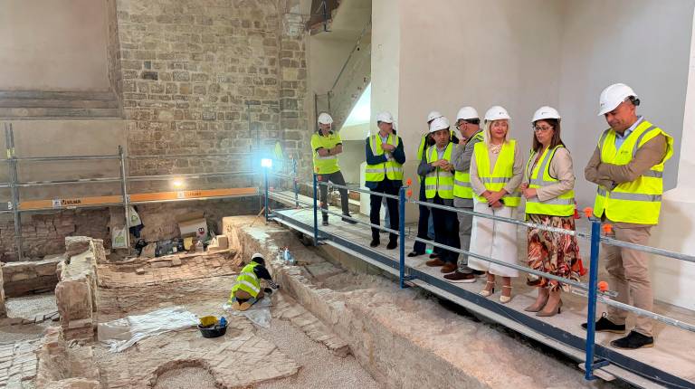 <i>Autoridades hacen una visita técnica a la iglesia de Santo Domingo para comprobar el avance de las obras de restauración. / Francisco J. Marín / Diario JAÉN.</i>