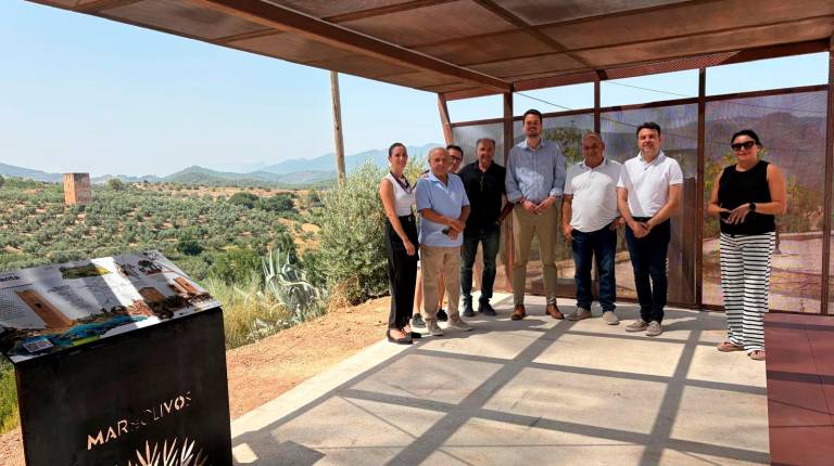 <i>El diputado de Promoción y Turismo, Francisco Javier Lozano, junto al alcalde de Orcera, Juan Francisco Fernández, y miembros del gobierno local. / Diputación de Jaén.</i>