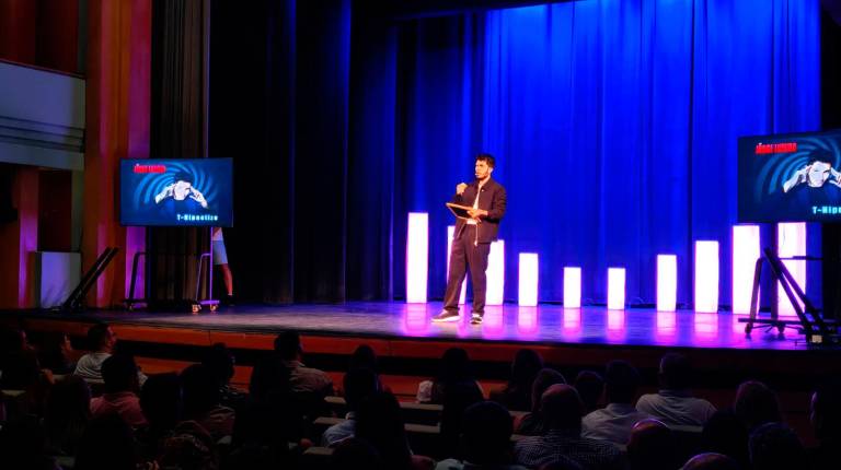 <i>Jorge Luengo sobre el escenario con su obra “T-Hipnotizo”. / Ayuntamiento de Jaén.</i>
