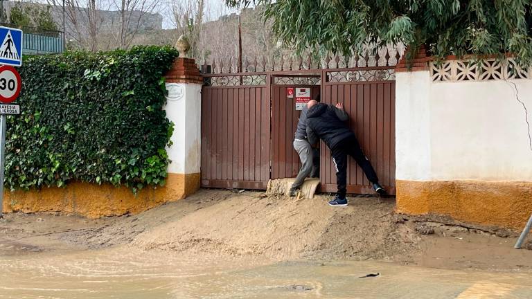 Desalojan a todos los vecinos de Los Puentes por riesgo de inundación