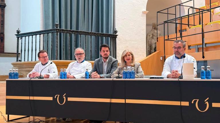 <i>Francisco Javier Lozano y Antonia Olivares junto a los chefs. / Diputación de Jaén.</i>