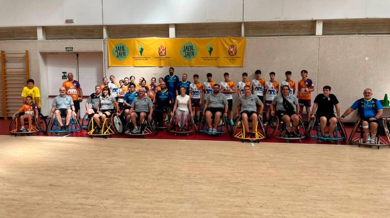 <i>Foto de familia de la actividad de balonmano en silla de ruedas, en el pabellón de deportes Manuel Jara Labella Jaén. / Ayuntamiento de Jaén. </i>