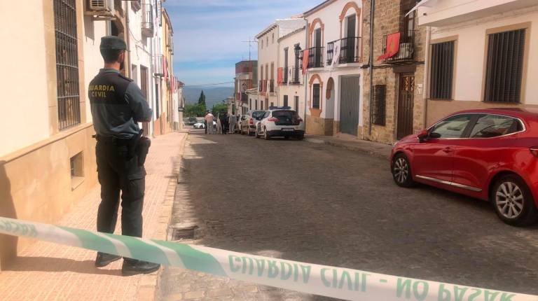 <i>Cordón de la Guardia Civil en torno a la vivienda en la que fue localizado el cadáver. / Europa Press.</i>