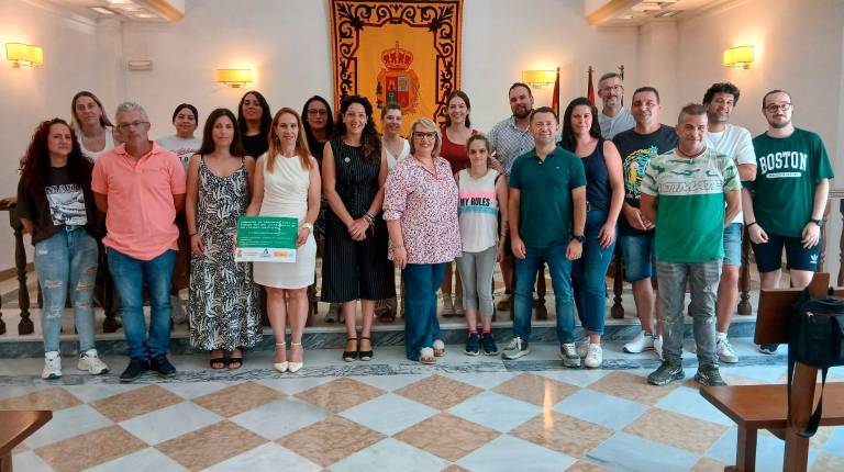 <i>Ana Mata y Estela Palacios junto a los participantes del programa en los Villares. / Junta de Andalucía. </i>
