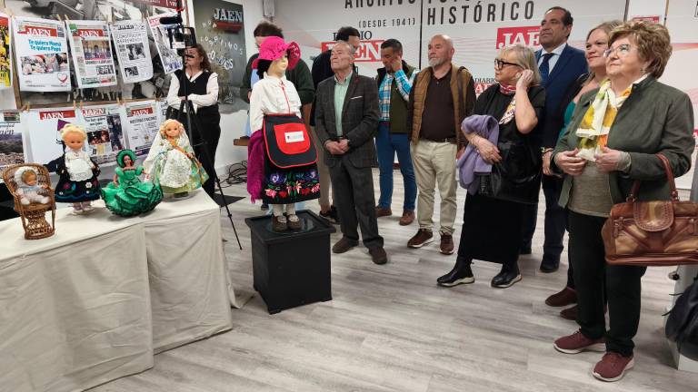 Dos niños ataviados de serranos como atractivo de la exposición de muñecas de Conchi Robles