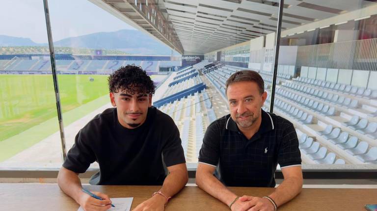 <i>David Gómez Montejano y Juan Gambero, en la firma del contrato. / Real Jaén.</i>