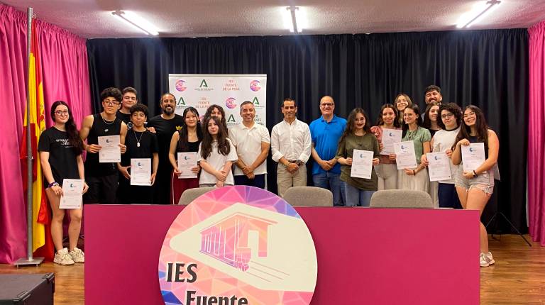 <i>Francisco José Sola entrega los certificados en el IES Fuente de la Peña. / Junta de Andalucía.</i>