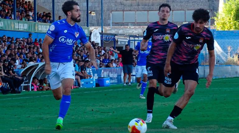 <i>El jugador del Linares Deportivo David Velázquez conduce el balón por la banda en un duelo de la pasada campaña. / Antonio del Arco / Diario JAÉN</i>
