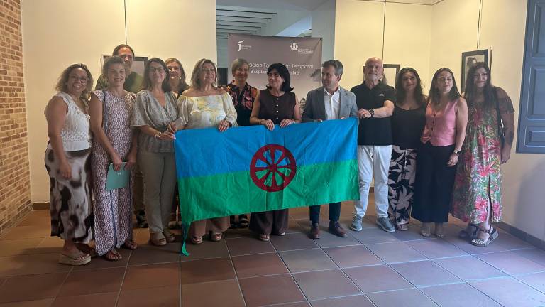 Autoridades presentes en la inauguración de la muestra organizada por el colectivo Sinando Kalí en el Centro Cultural Baños Árabes de Jaén. / José García / Diario JAÉN.