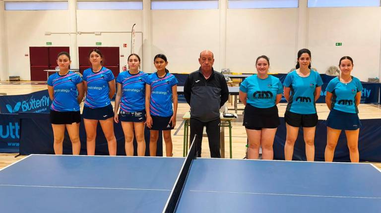 <i>Las jugadoras del CTM Jaén AM System posan a la derecha.</i>