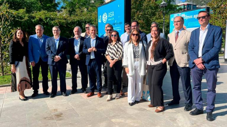 <i>Inauguración de la exposición itinerante con la que la Asociación de Abastecimientos de Agua y Saneamientos de Andalucía para conmemorar 40 años de trayectoria. / Álvaro Guzguti / Diario JAÉN.</i>