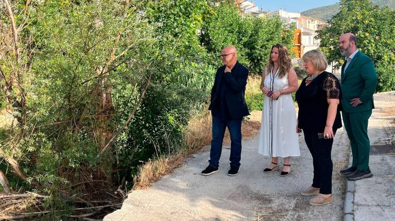 <i>El subdelegado del Gobierno, Manuel Fernández, visita el río Frío, a su paso por Los Villares, junto a la alcaldesa, Estela Palacios, y miembros de la Corporación municipal. / Subdelegación del Gobierno.</i>