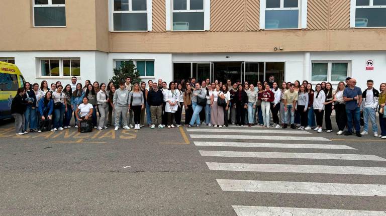 <i>Foto de familia de la bienvenida del grado medio en el Área de Gestión Sanitaria. / Junta de Andalucía. </i>