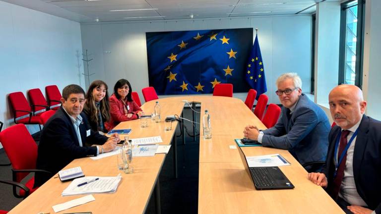 Una de las reuniones que mantiene Paco Reyes sobre Defensa. / Diputación de Jaén.