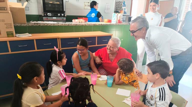<i>Visita a la escuela de verano de la Junta en Bailén. / Junta de Andalucía.</i>