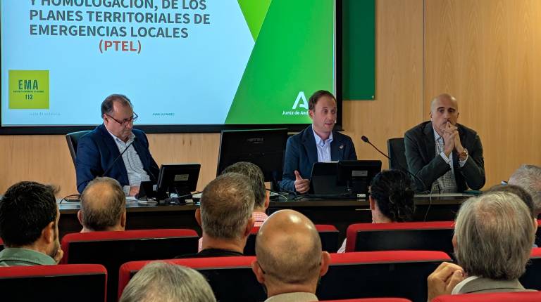 <i>Erik Domínguez se reúne con alcaldes, concejales y técnicos de la provincia. / Junta de Andalucía.</i>