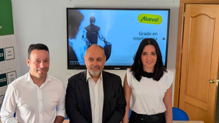 <i>Javier Perales, Vicente Ruiz y Susana Ferrer en la presentación en Linares de esta nueva titulación. / Diputación de Jaén.</i>