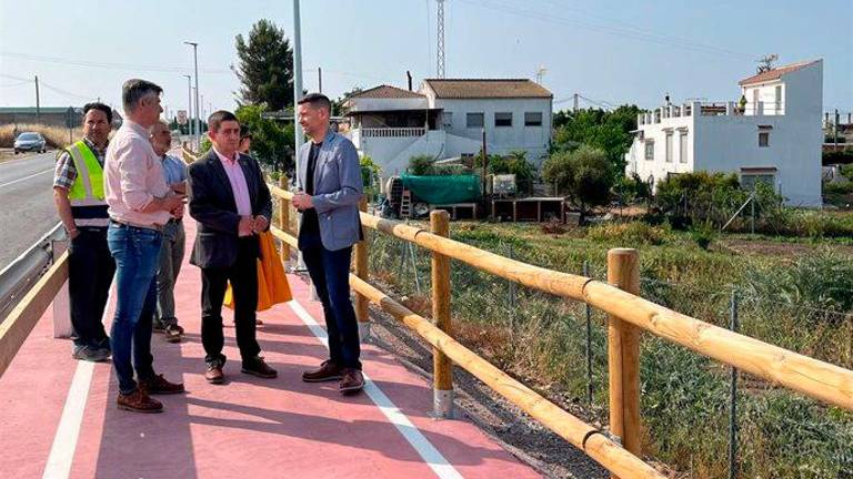 Torreperogil cuenta con un nuevo carril peatonal en la carretera JA-6106