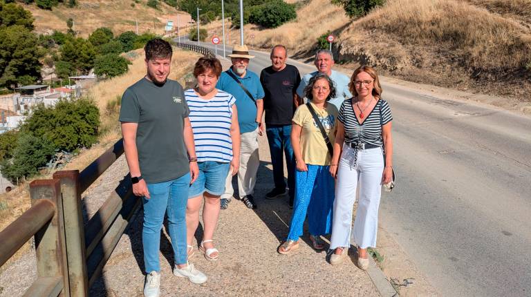 <i>Angulo y representantes vecinales, en la carretera de circunvalación. / PSOE de Jaén. </i>