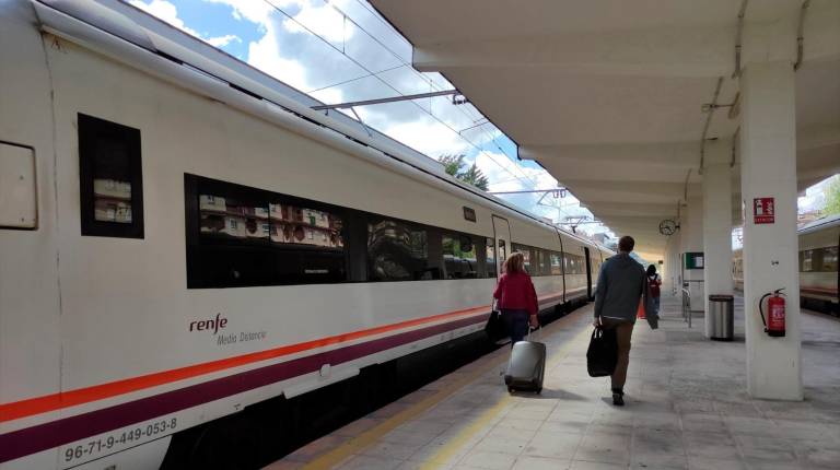 <i>Viajeros en la estación de tren de Jaén. Archivo. / Renfe.</i>