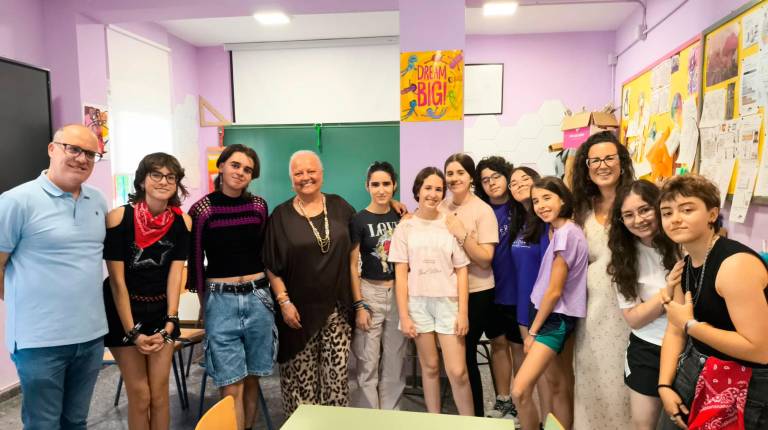 <i>La delegada territorial Ángela Hidalgo visita el IES Fuente de la Peña, como antesala de la conmemoración del 28 de junio. / Junta de Andalucía.</i>